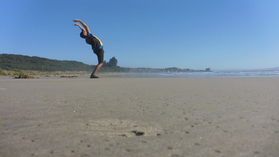 Salutation au soleil sur la plage