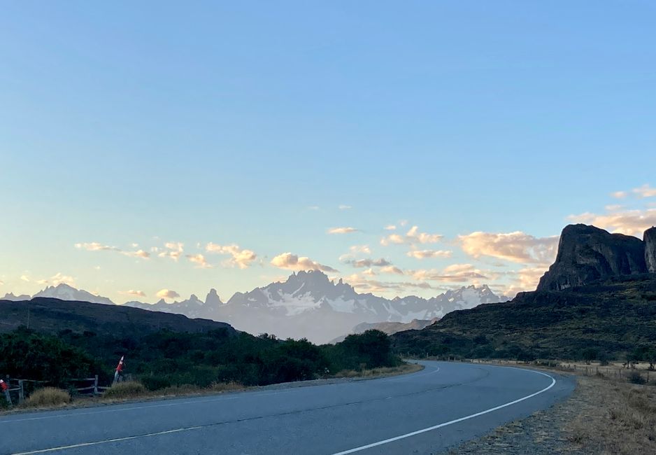 Wir stehen auf der Straße vor der Einfahrt zum Hotel: Blick links …