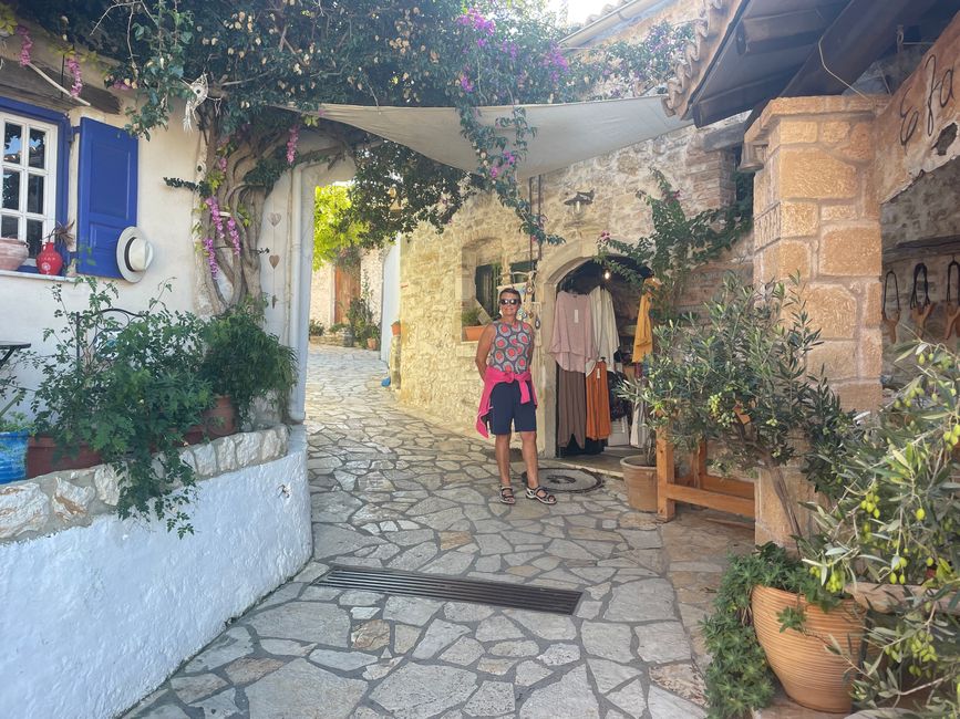 En las estrechas callejuelas de Afionas