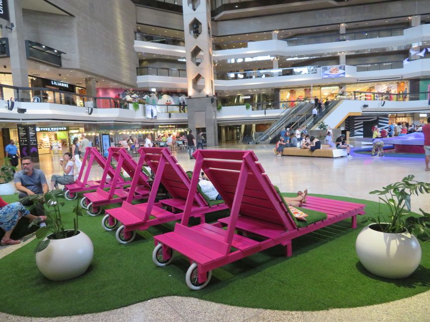 Centro comercial con áreas públicas para tumbonas