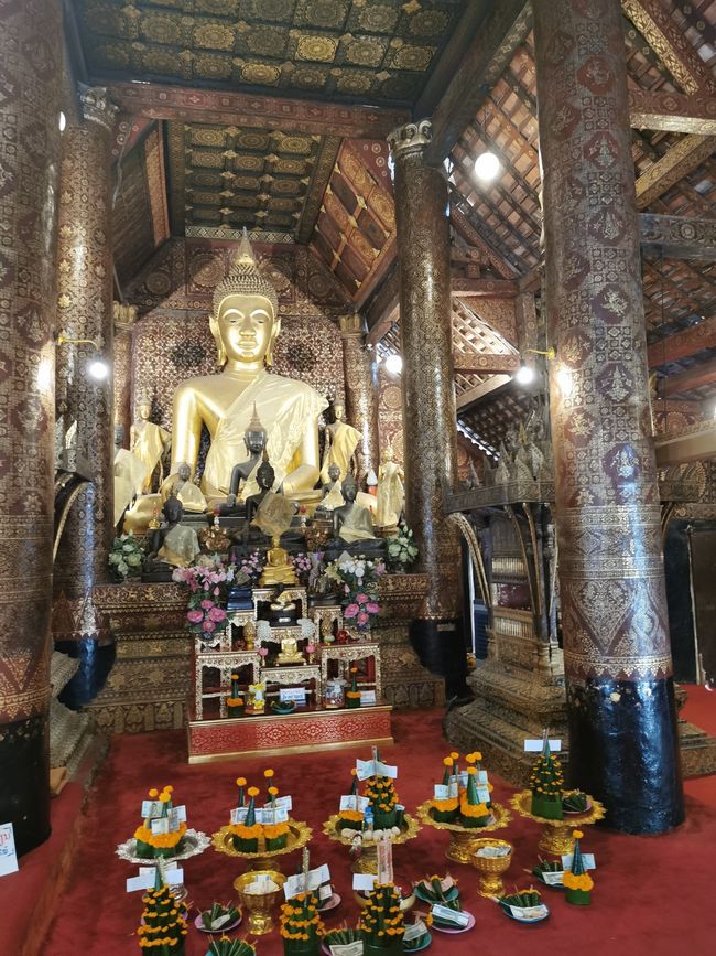 Entry to Laos - first temple tour through Luang Prabang