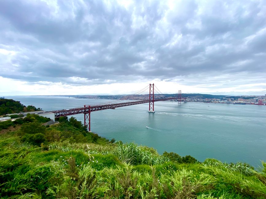 Von der Statue aus hat man einen fantastischen Blick auf Lissabon und die Brücke "Ponte 25 de Abril" - die sehr ähnliche Golden Gate Bridge stammt vom gleichen Ingenieurbüro!