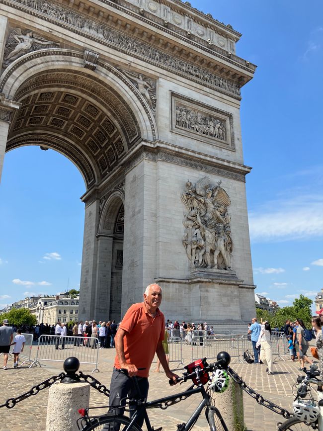 Mit dem eigenen Rad bis zum Arc de Triomphe! 