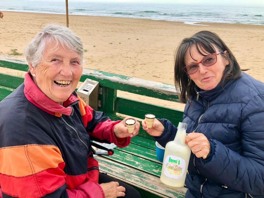 This is how you end the day on the beach: Our neighbor Hermine tempts Icke to have a few glasses of homemade eggnog.