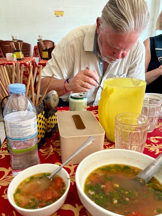 Leckere Suppe und Bier auf dem Krug