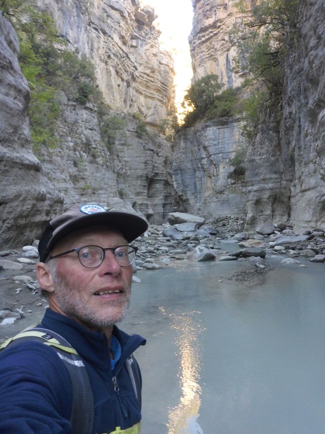 Wanderung in den Canyon beginnt im ersten Sonnenlicht 