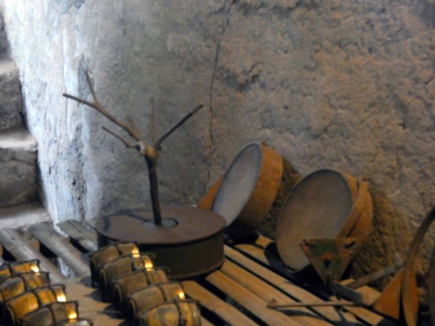 Mine aus Clusterbomben, der Auslösemechanismus wurde mit netürlichem Geäst verbunden.