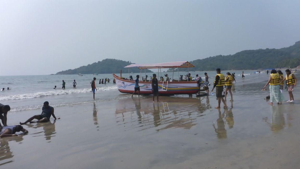 Des bateaux sont mis à l'eau sur la plage