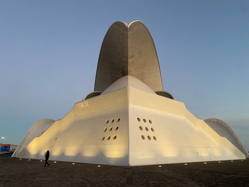 We park and spend the night in front of the opera house Auditorio de Tenerife - the next day there’s a follow-up examination at the hospital