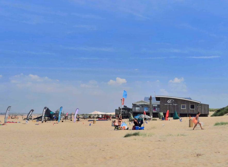 Bellissima spiaggia di sabbia 