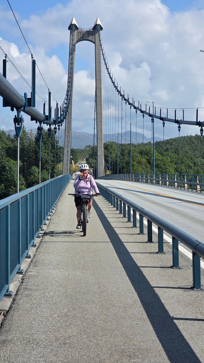 Richtig aufrehend so eine große Brücke mit dem Rad zu überqueren