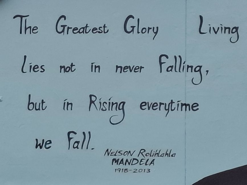 La citation de Mandela sur un mur de l'autre côté de la rue