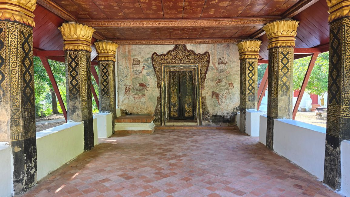 Une journée au bord de la rivière et les petits temples de l'autre côté de la rivière