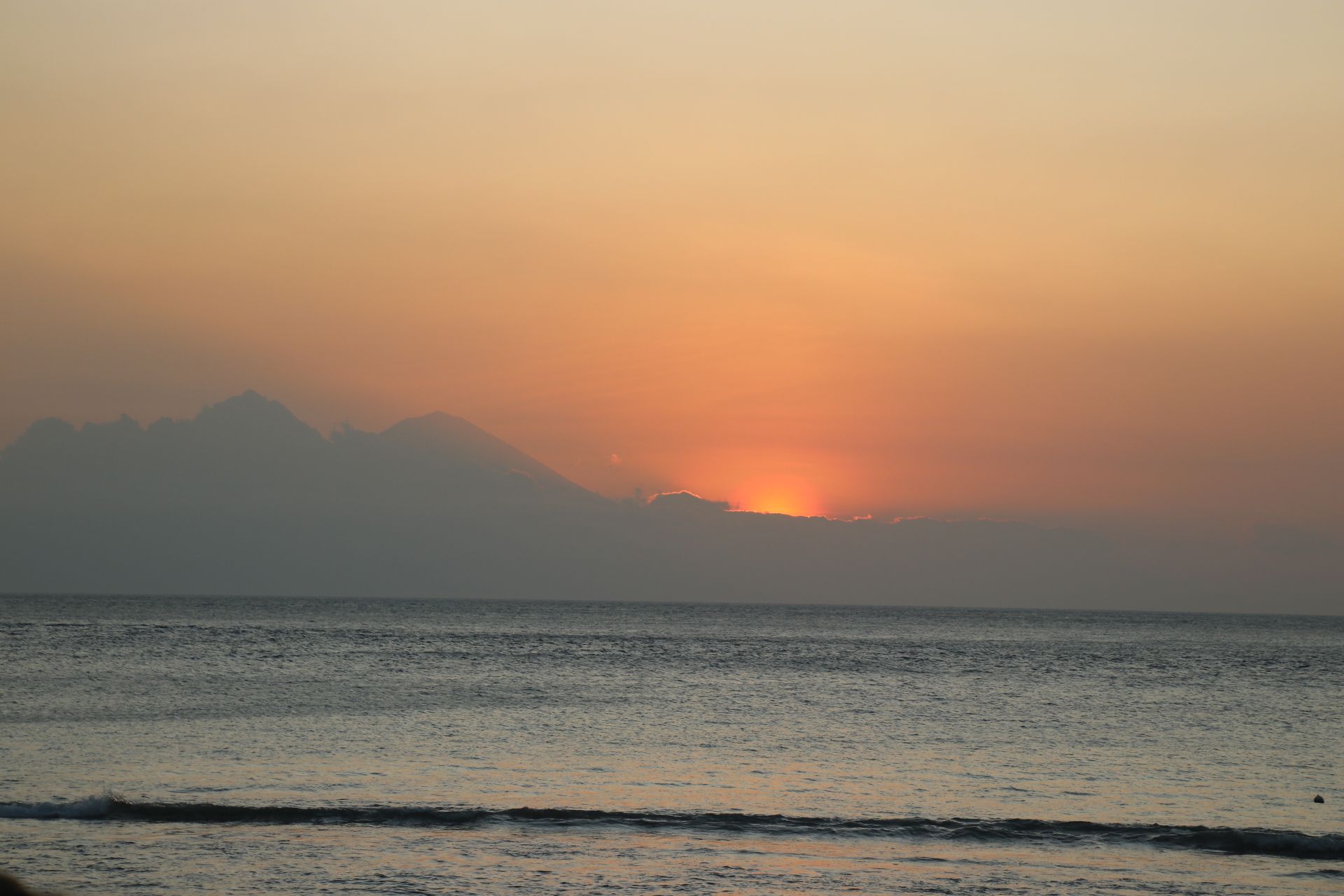 Puesta de sol detrás del volcán Agung en Bali