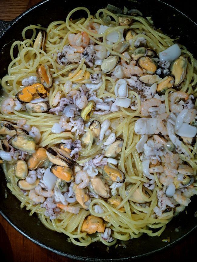 Mediterrane Früchte des Meeres: Muscheln, Garnelen und kleine Tintenfische, deren saugnapfbesetzte Fangärmchen butterzart auf der Zunge schmelzen an liebevoll handgemachter Pasta, fein abgestimmt mit frisch gepflückten Kräutern der Provence und einem Créme-fraiche-Topping aus bester Biomilch