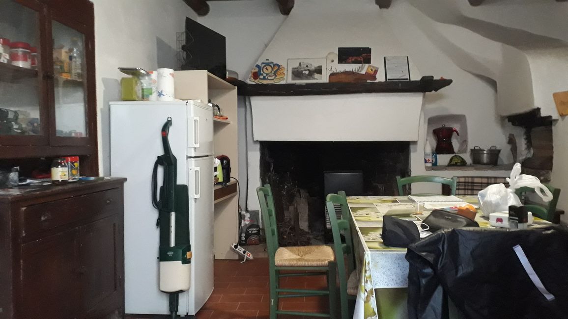 Une auberge pour pèlerins, tout y est pour une nuit, même le réfrigérateur est rempli.