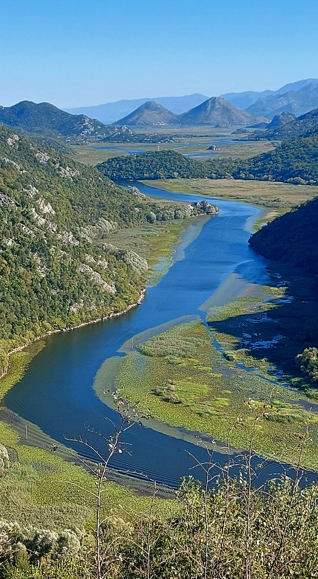 Monastero di Ostrog e un campeggio sul fiume