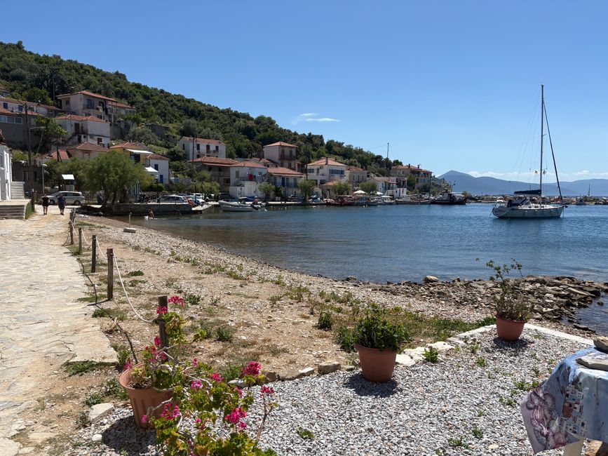...una giornata splendida con villaggio di montagna e paese sulla costa...