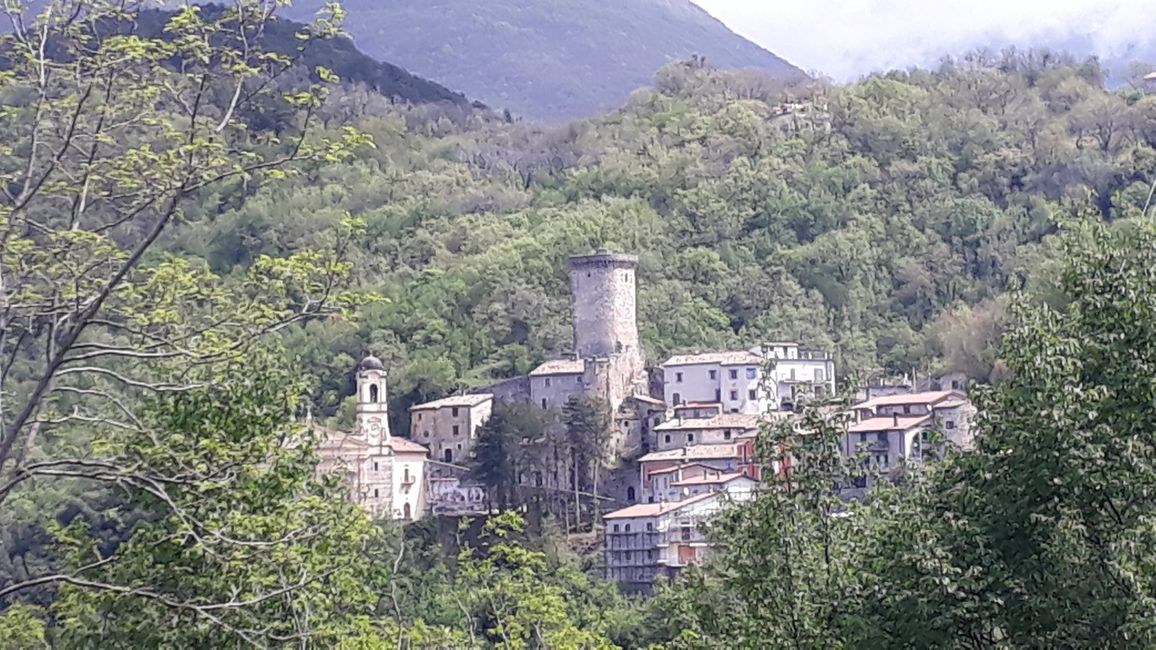 Le village montagnard de Cantalice a l'air inoffensif d'ici, mais il est construit sur une montagne extrêmement escarpée.