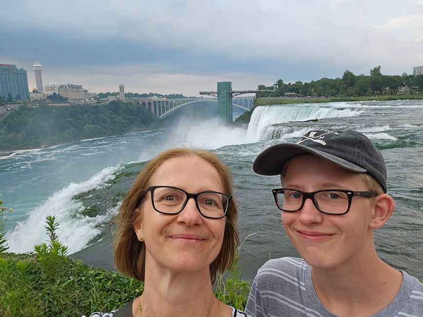 Viewing the Horseshoe Falls from the US side 