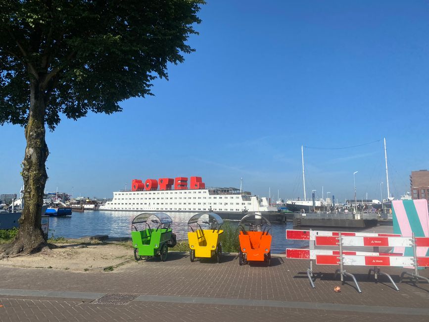 Lastenräder in unterschiedlichen Farben