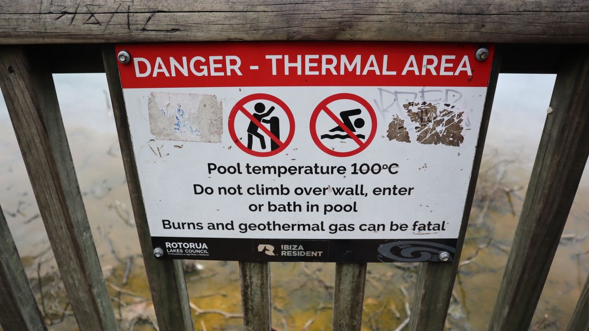 Solche Warnschilder findet man hier an fast jeder heißen Quelle