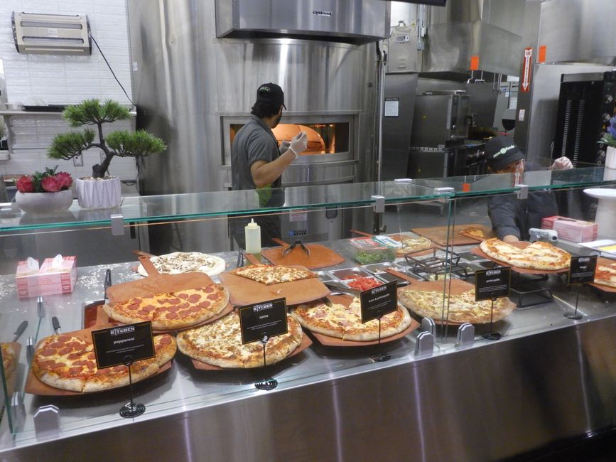 Pizza Bäcker im Supermarkt Save on Foods