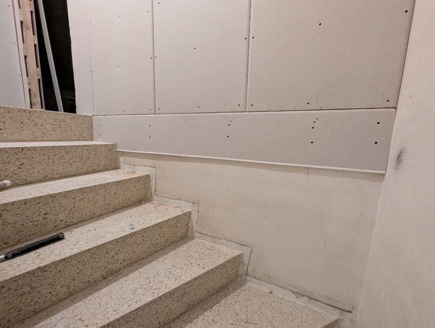 Die Holzverkleidung der Decke ist jetzt auch spachtelfreundlicher Trockenbau