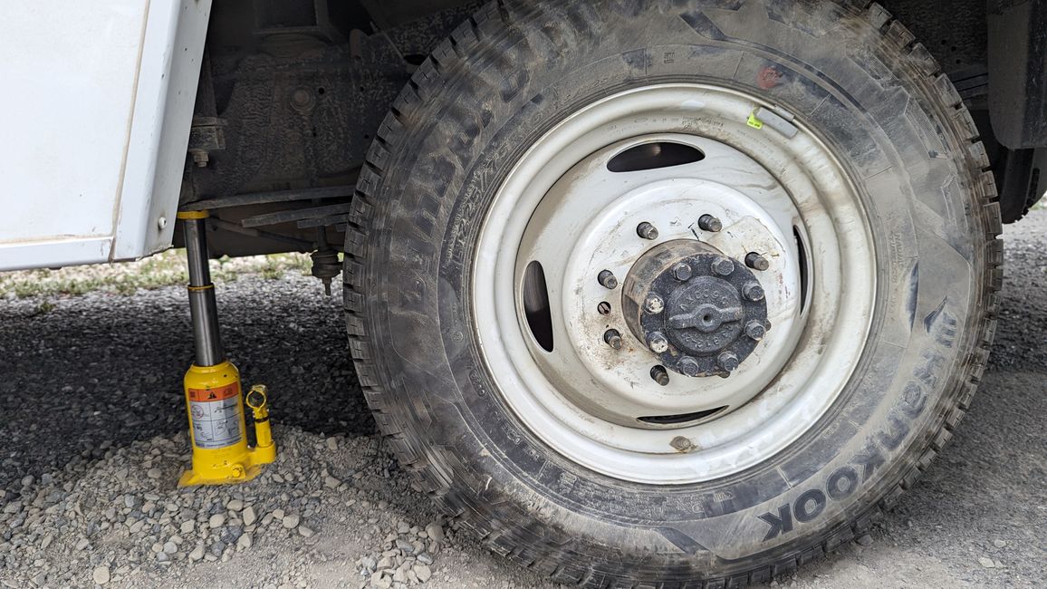 Tag 28: Kathleen Lake - Whitehorse: And Zack - there's the flat tire!