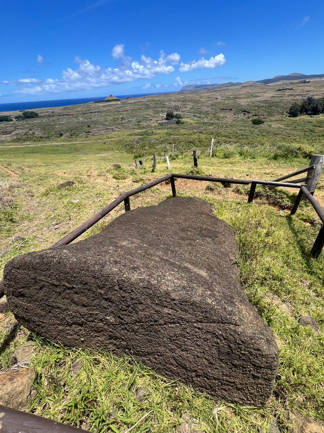 15: der gleiche Moai von oben mit Blick nach unten auf die Küste