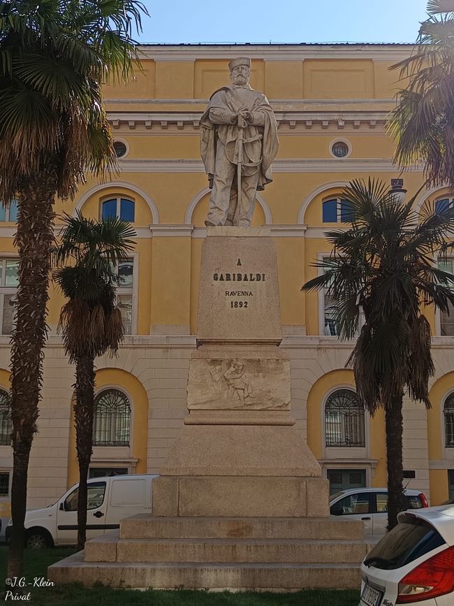 Monumento a Giuseppe Garibaldi junto al Teatro Comunale
