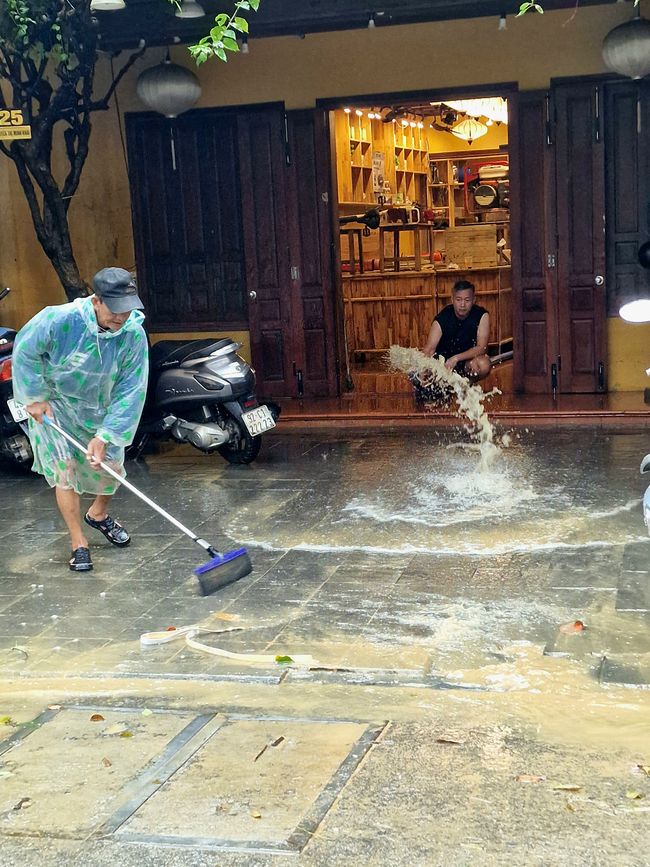 Vorüber die Flut.
Wer sah es wohl, du selig Land, 
wie dich die Welle überwand.