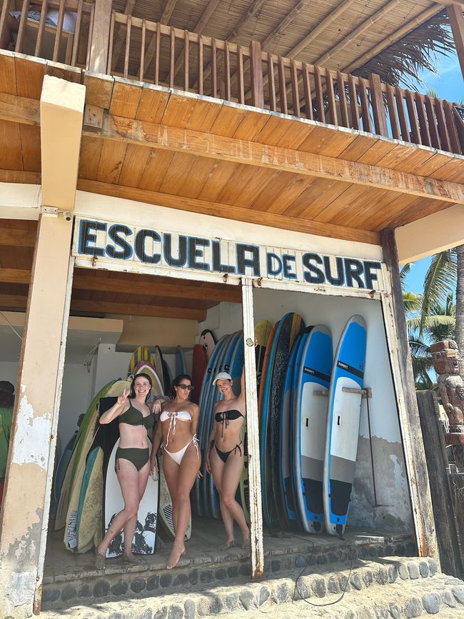 Eine der Surfschulen in Máncora