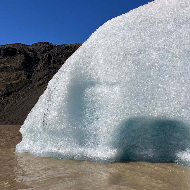 Faire du kayak sur le lac glaciaire