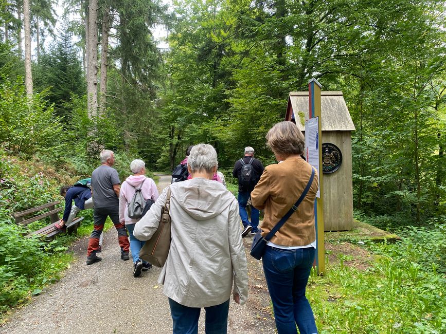 Die Wandergruppe vor dem Grenzhäuschen