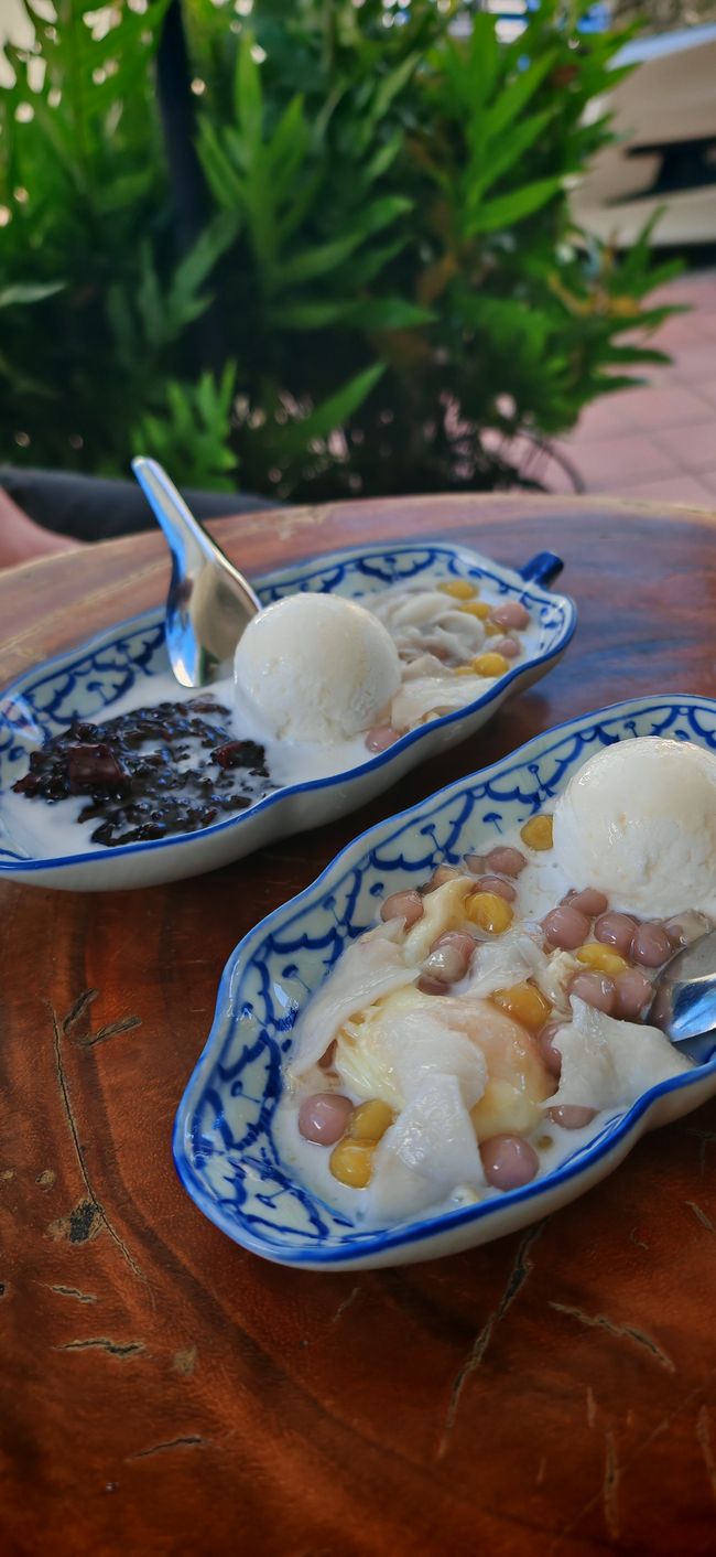 Kokos-Eis mit hartgekochtem Ei und buntem Zeug