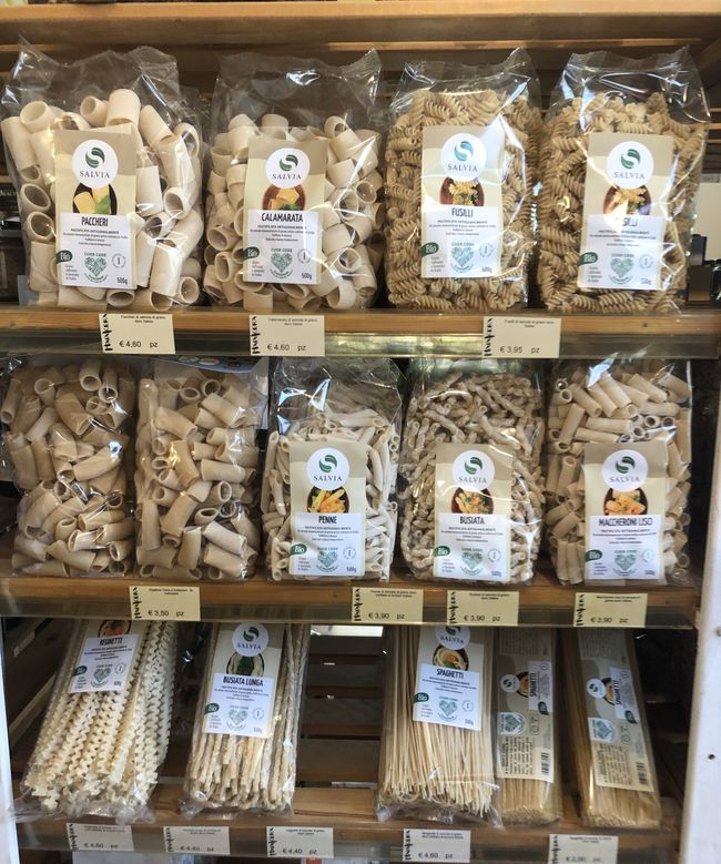 Das Maiakera: Regale voll mit Bio-Pasta