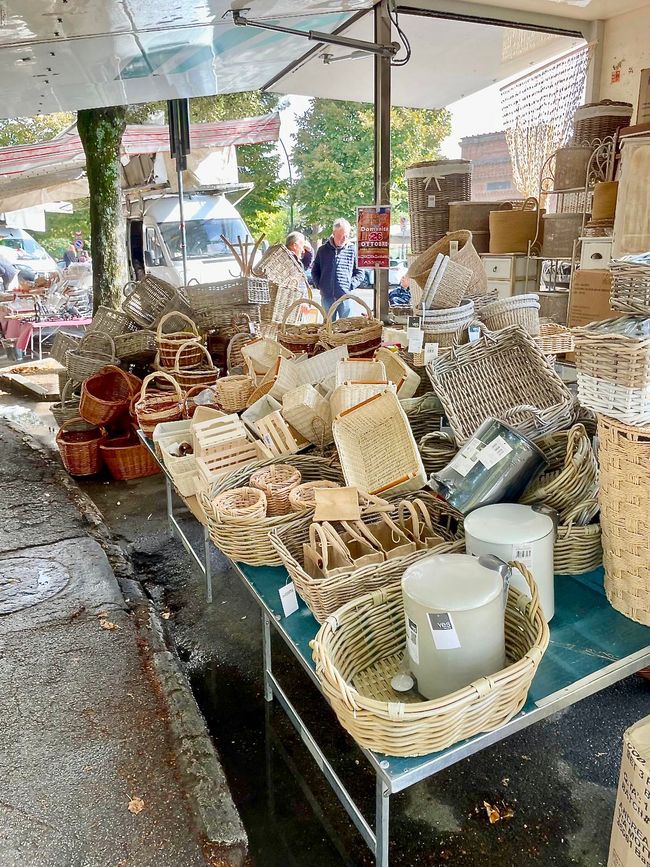 Darf auf einem Markt nicht fehlen: Korbwaren für Küche und Wohnraum.