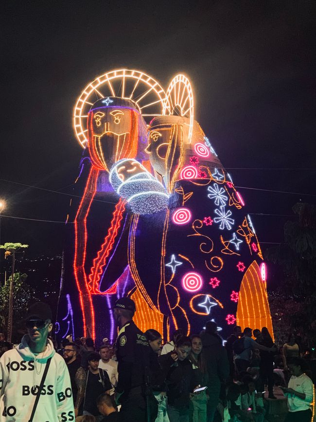 Etiqueta 8: Communa 13 🏚️, Luces de Navidad 🎄