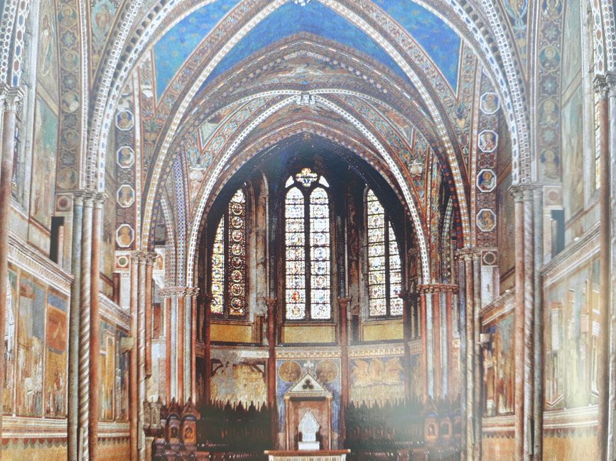 Die Glasbilder sind die ersten, die nach Vorbild der französischen Gotik in Italien entstanden