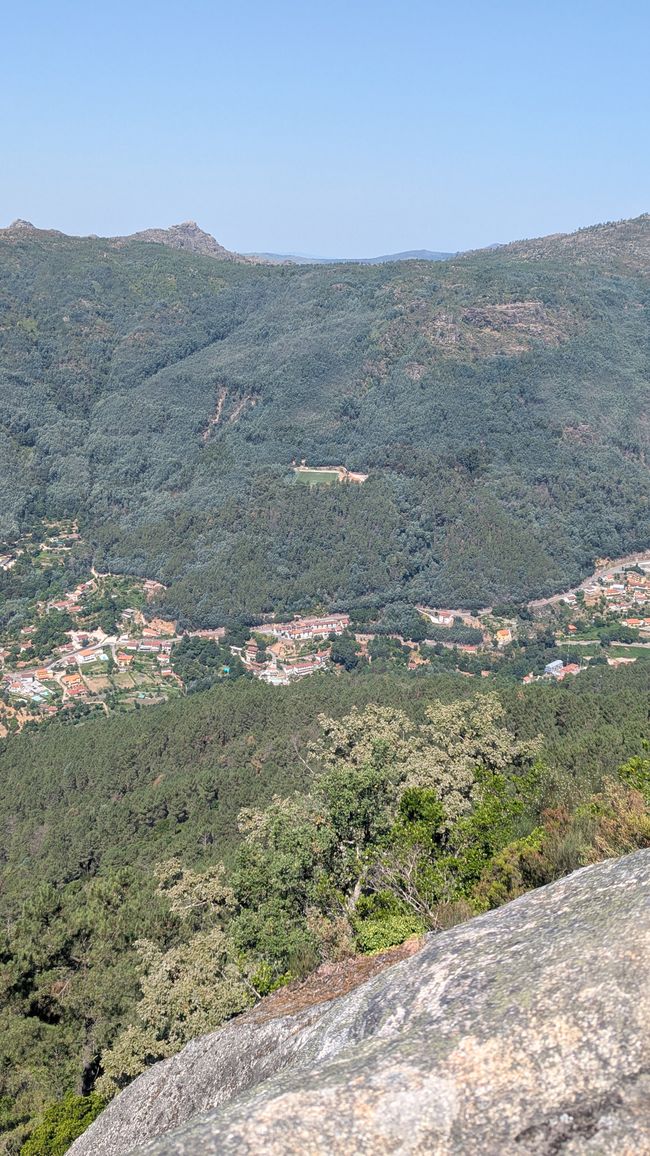 Oben am Hang im Wald ist ein Fußballplatz!