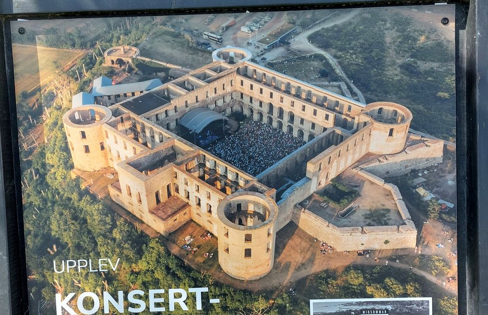 Auf dem Plakat kann man die Bauform des Schlosses erkennen 