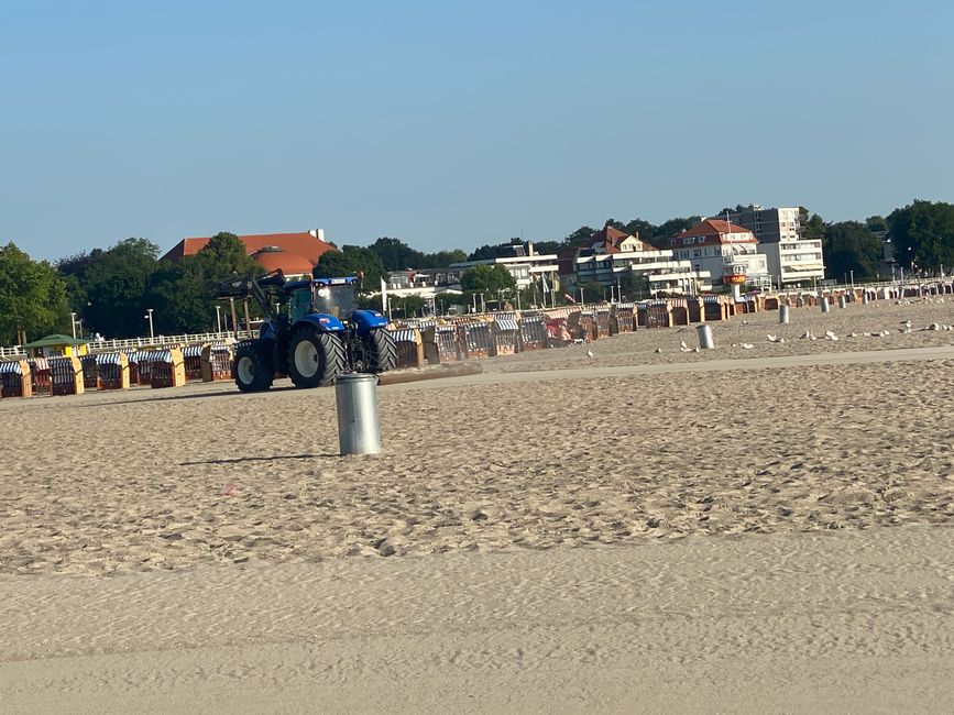 Über den Strand kurvte ein Traktor