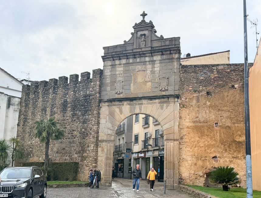 Una estatua de Alfonso VIII. Bastante inquietante.