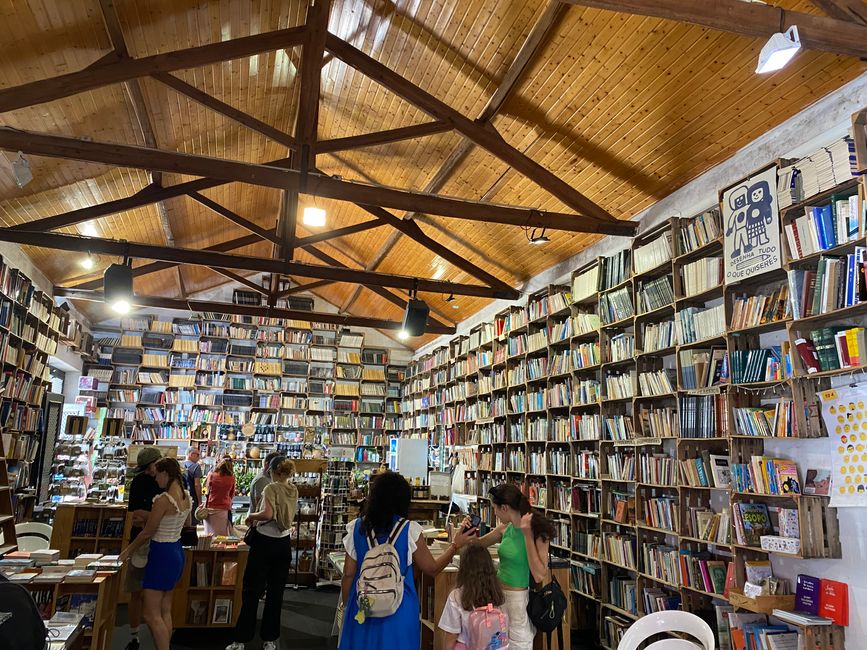 Skurriler Buchladen in Obidos mit riesiger Auswahl in allen Sprachen