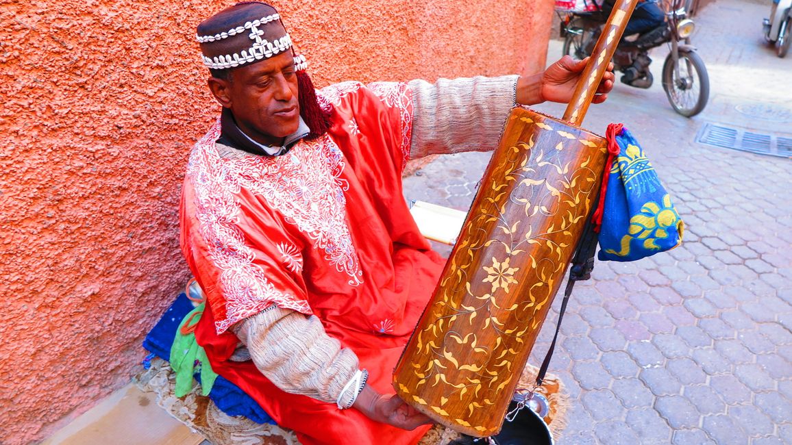 Gimbri, a plucked three-string lute