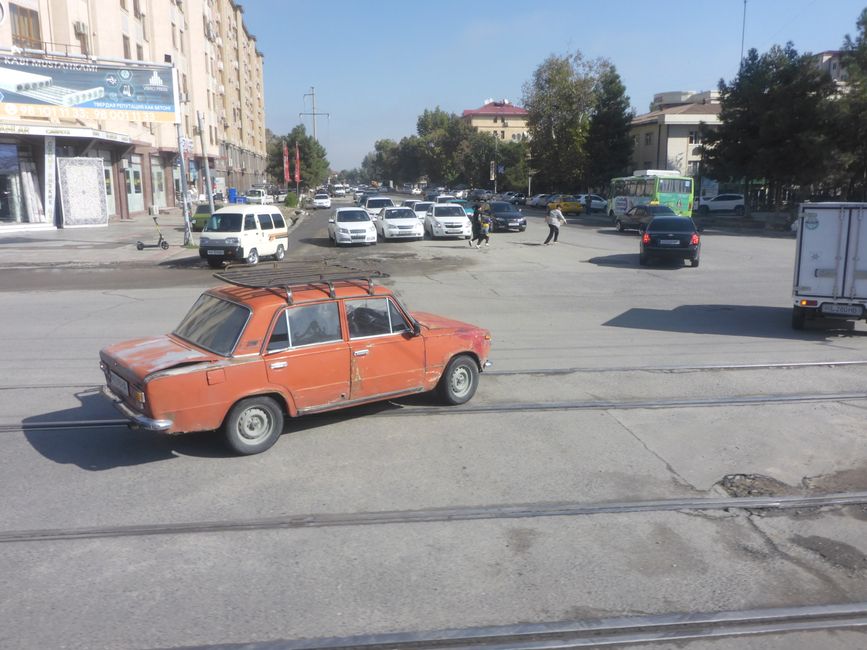 Lada mit Dachgepäckträger