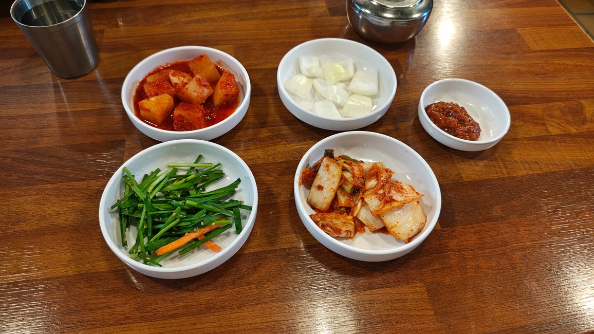 Kimchi (rechts unten) gehört zu jedem Essen dazu