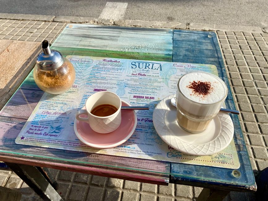 Wir freuen uns wieder in Spanien zu sein - morgens im Cafe Surla, Tarifa