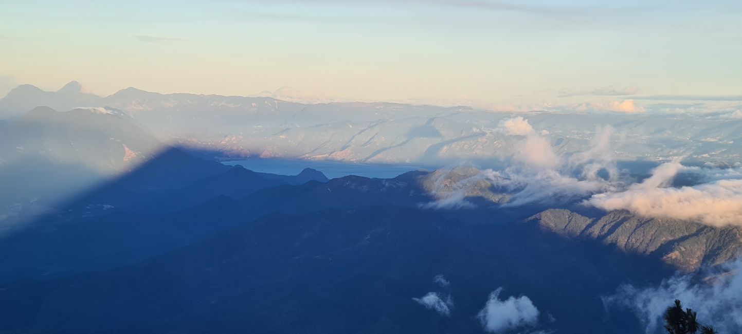 Beim Abstieg vom Gipfel könnte man den Lago de Atitlan sehen